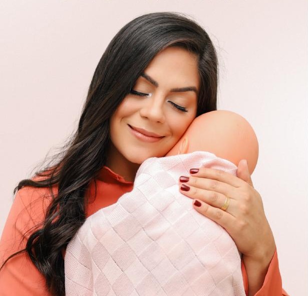 Sabrina Ferreira acolhendo um bebê